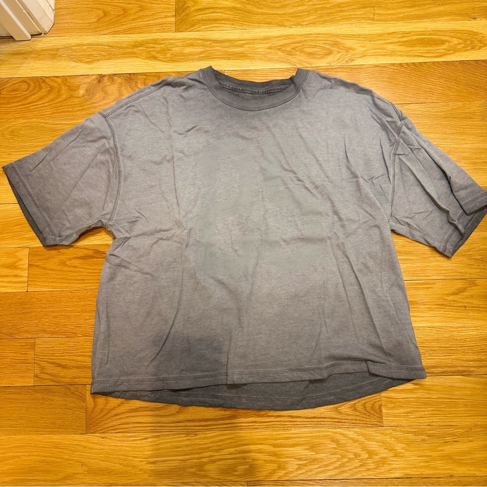 👕 Hollister Baggy Crop Fit Graphic Tee – Washed Grey